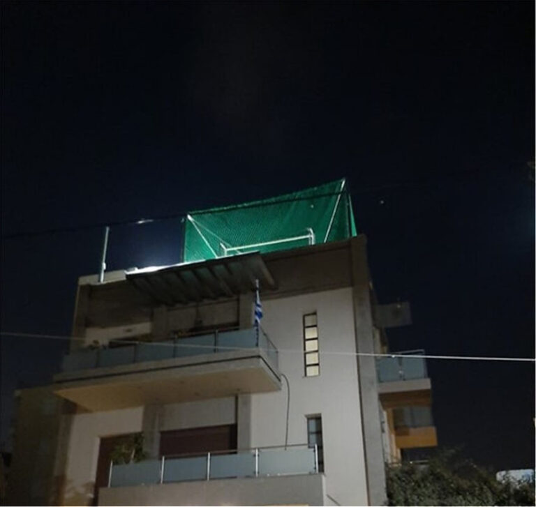 Μετέτρεψαν την ταράτσα σε … γήπεδο ποδοσφαίρου (ΦΩΤΟ)