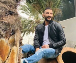 Ο Τάσος Ευαγγέλου γίνεται… ζωγράφος αφηρημένης τέχνης στην καραντίνα του(ΦΩΤΟ)