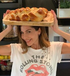 Η Βανδή αποκάλυψε τη συνταγή για το… πασχαλινό τσουρέκι που λατρεύει η showbiz