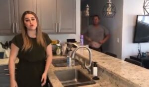 Δημοσιογράφος ειδήσεων κάνει ρεπορτάζ και εμφανίζεται ημίγυμνος ο πατέρας της