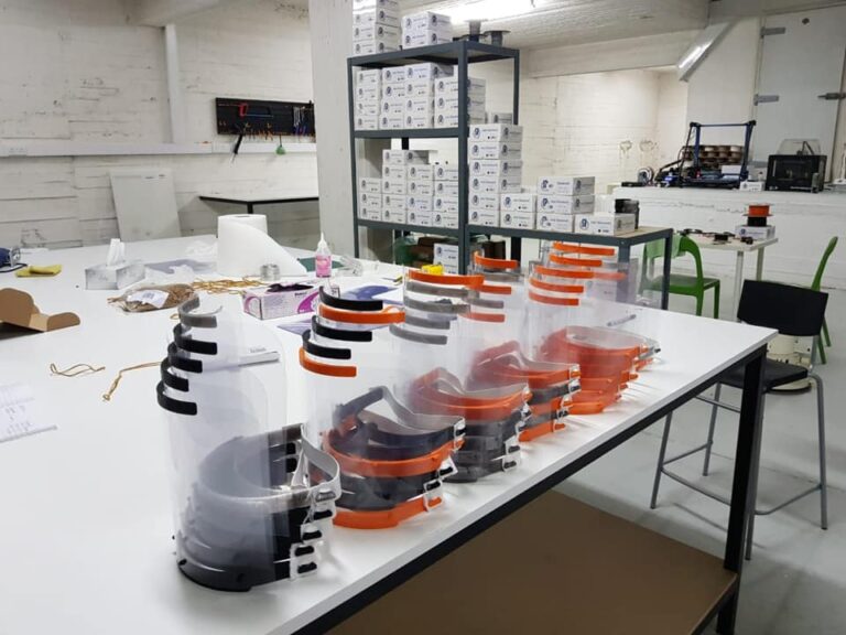 Mε 3D εκτυπωτές φτιάχνουν ασπίδες προσώπου για γιατρούς και νοσηλευτές (ΦΩΤΟ)