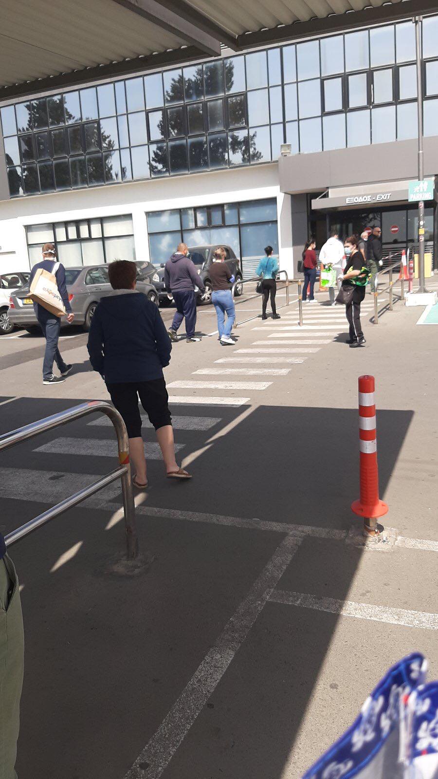 Καταναλωτές και καταστήματα τροφίμων διαφωνούν με το κλείσιμο τις Κυριακές