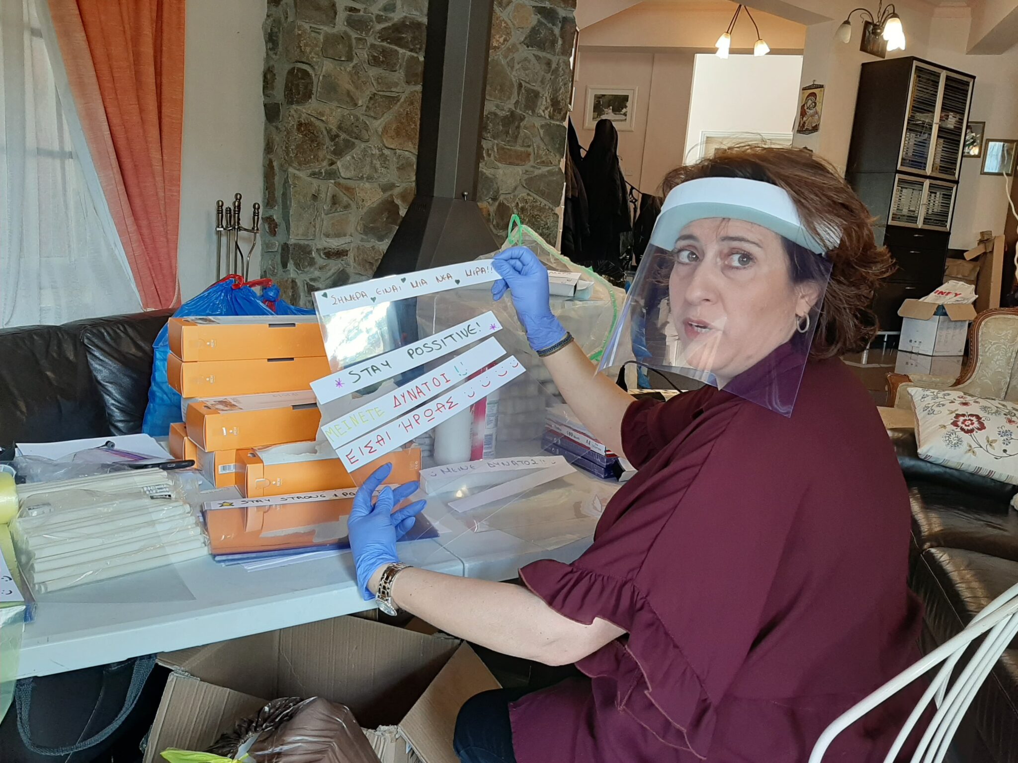 Με το μυαλό στο δικό της ήρωα, μετέτρεψε το σαλόνι της σε εργαστήρι (ΒΙΝΤΕΟ)