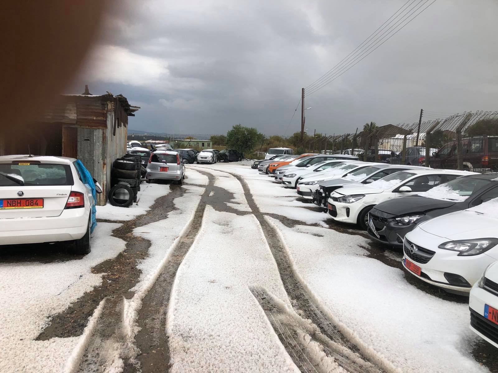 Επιστράτευσαν εκσκαφέα για να καθαρίσει το χαλάζι από δρόμο της Λευκωσίας (VID)