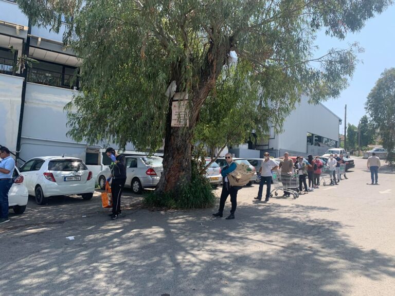 Κοσμοσυρροή στην αγορά για τα τελευταία ψώνια για το πασχαλινό τραπέζι (ΒΙΝΤΕΟ)