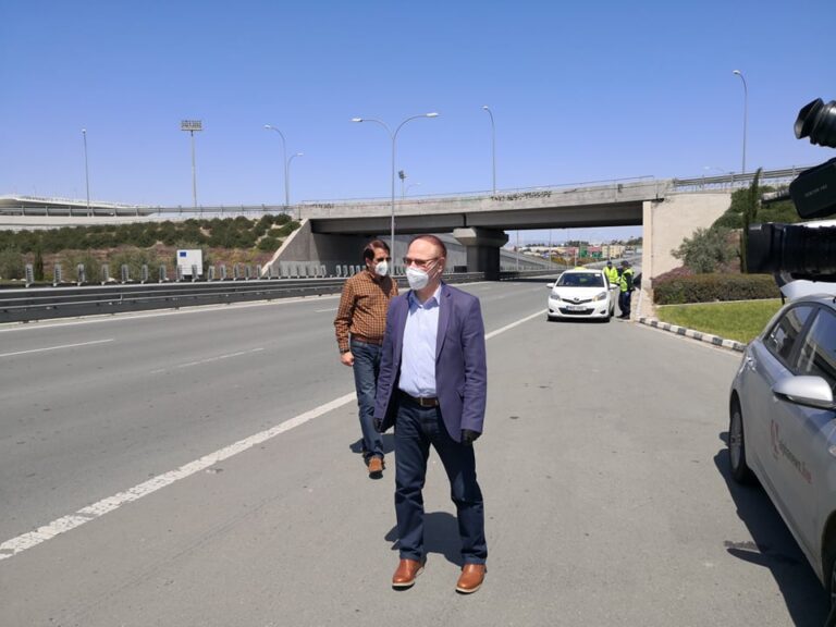 Έβαλε μάσκα και γάντια ο Αρχηγός για να επιθεωρήσει τους ελέγχους (ΒΙΝΤΕΟ&ΦΩΤΟ)