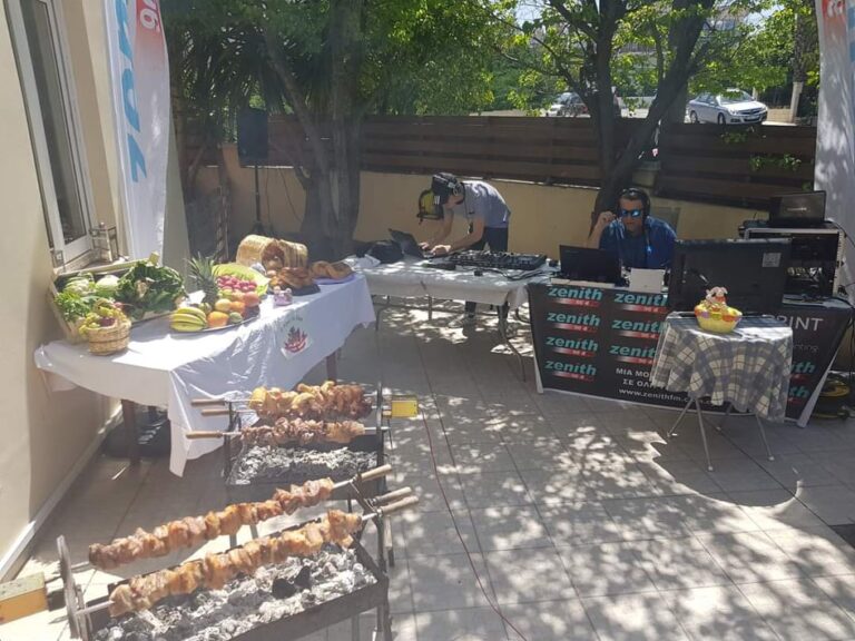 Ο ραδιοφωνικός παραγωγός που έστησε στούντιο στην αυλή του (ΒΙΝΤΕΟ&ΦΩΤΟ)