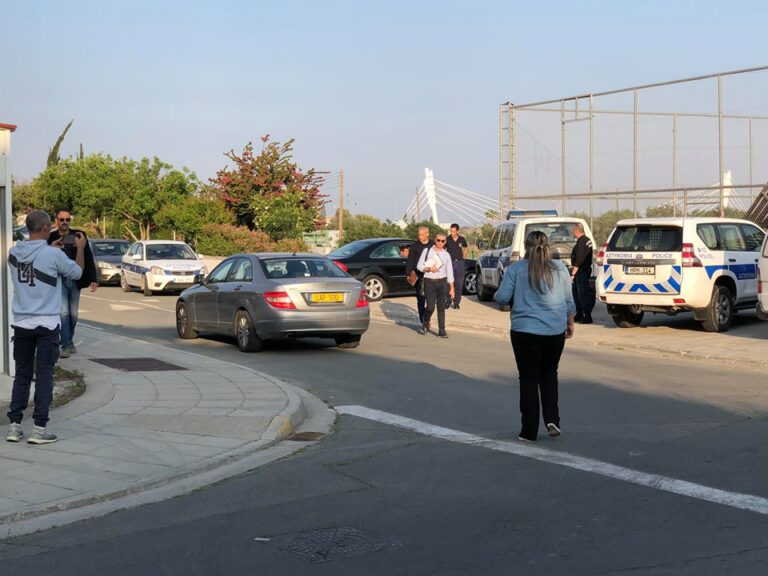 Xειροπέδες σε 19χρονο και 21χρονο για την επίθεση κατά αστυνομικών στο futsal