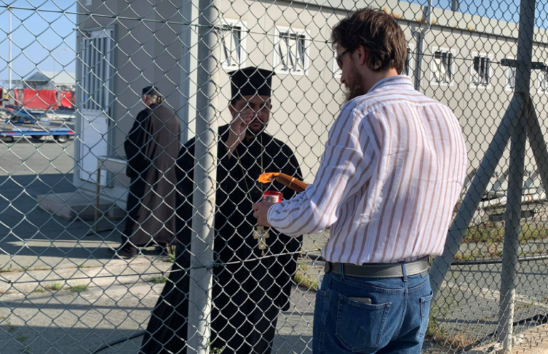 Πότε θα μπορέσουν οι πιστοί να παραλάβουν το Άγιο Φως από την ενορία τους;