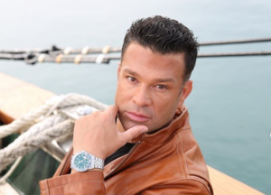 Κώστας Σόμμερ: Ιδού η 26χρονη ξανθιά καλλονή που του έκλεψε τη καρδιά (BINTEΟ)