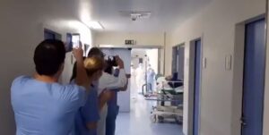 Το χειροκρότημα ασθενή με Covid-19 που βγήκε νικητής από τη ΜΕΘ (ΒΙΝΤΕΟ)