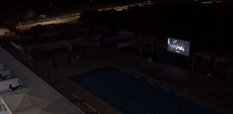 Βγήκαν στα μπαλκόνια τους για να δουν ταινία δράσης από γιγαντοοθόνη (ΒΙΝΤΕΟ)