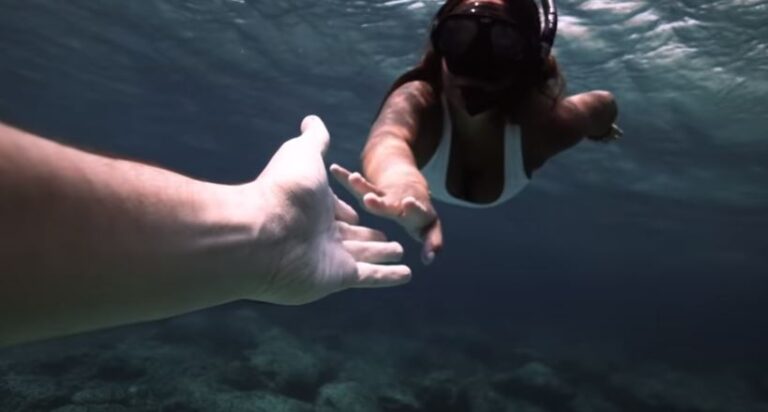 "Απλά άκουσε" και "θυμήσου, έρχονται καλύτερες ημέρες" (ΒΙΝΤΕΟ)