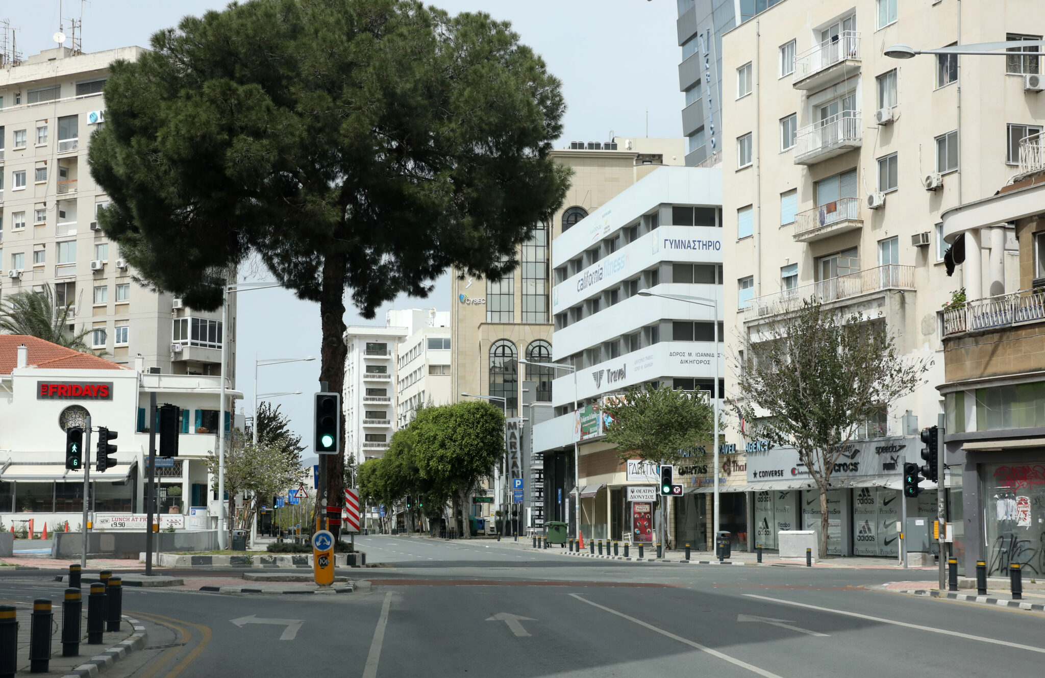 Μοναδική αισιόδοξη νότα τα μηνύματα που άφησαν στις βιτρίνες τους (ΒΙΝΤΕΟ)