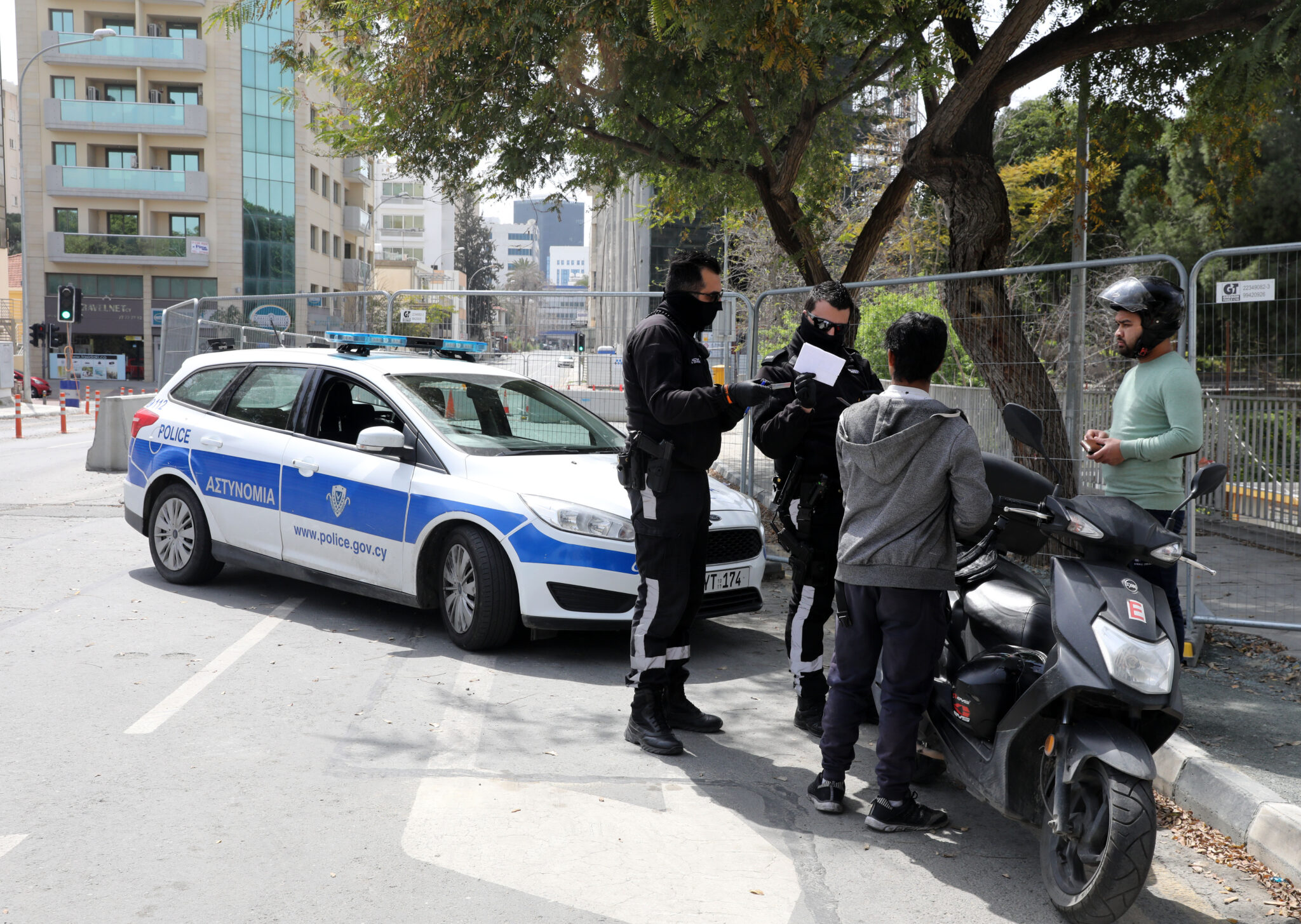 Αλλοδαποί έφτυσαν και επιτέθηκαν σε αστυνομικούς γιατί τους χάλασαν το παιχνίδι