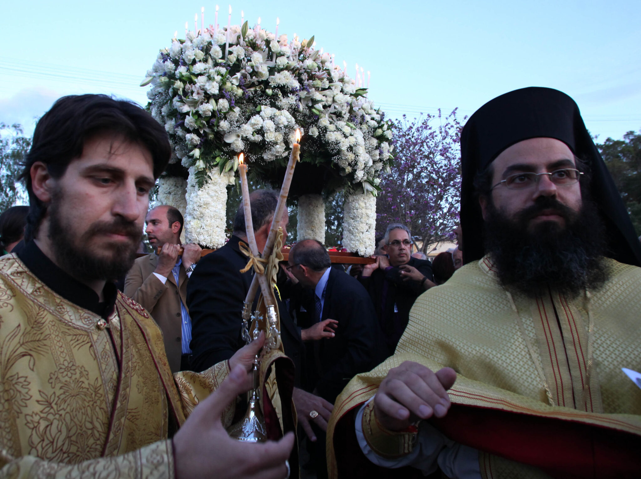 Μέσω τηλεφώνου και social media ιερείς απαντούν στις απορίες των πιστών (ΒΙΝΤΕΟ)