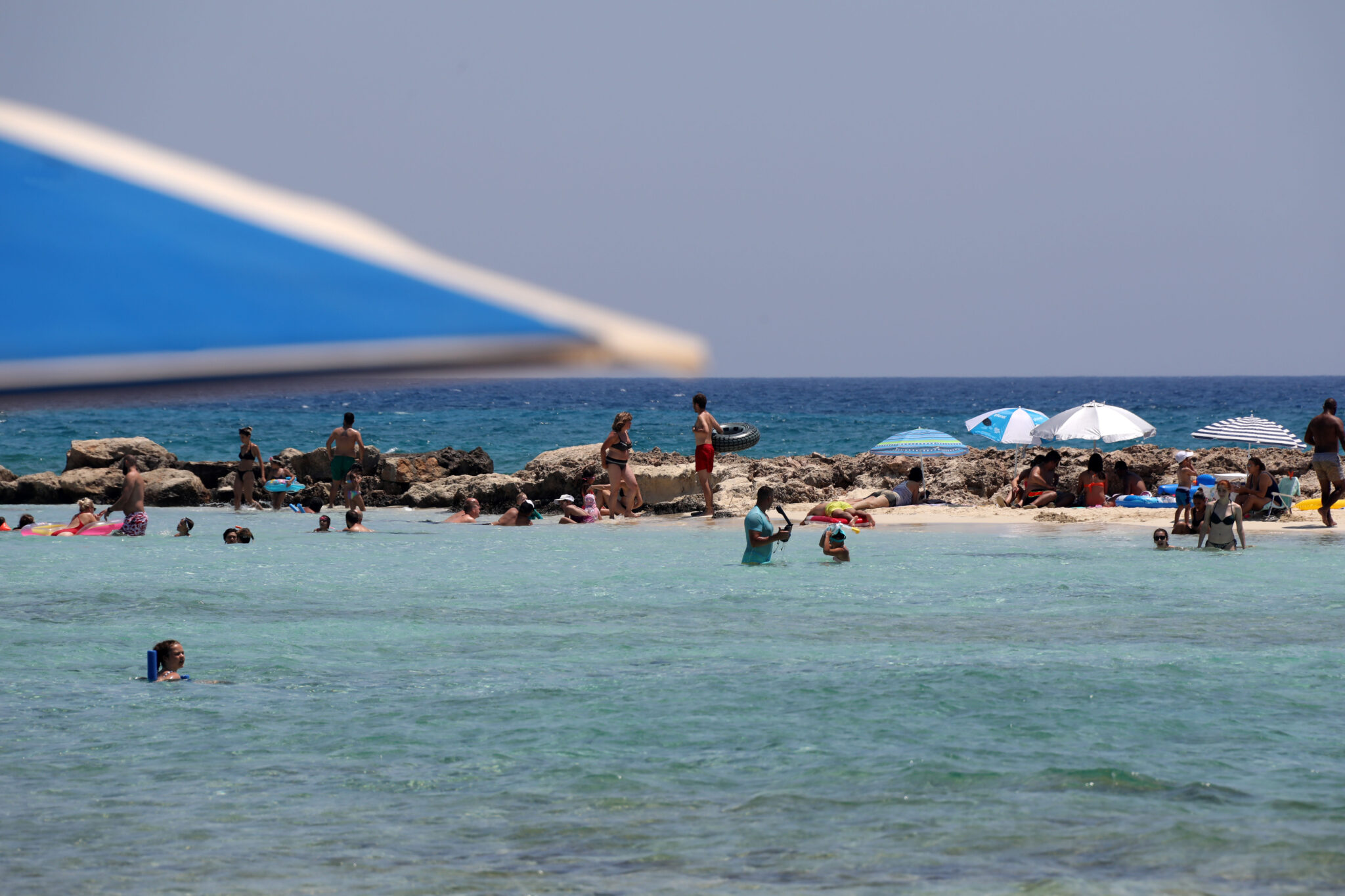 Μπορώ να πάρω ξαπλώστρα ή καλύτερα να απλώσω την πετσέτα στην άμμο; (ΒΙΝΤΕΟ)