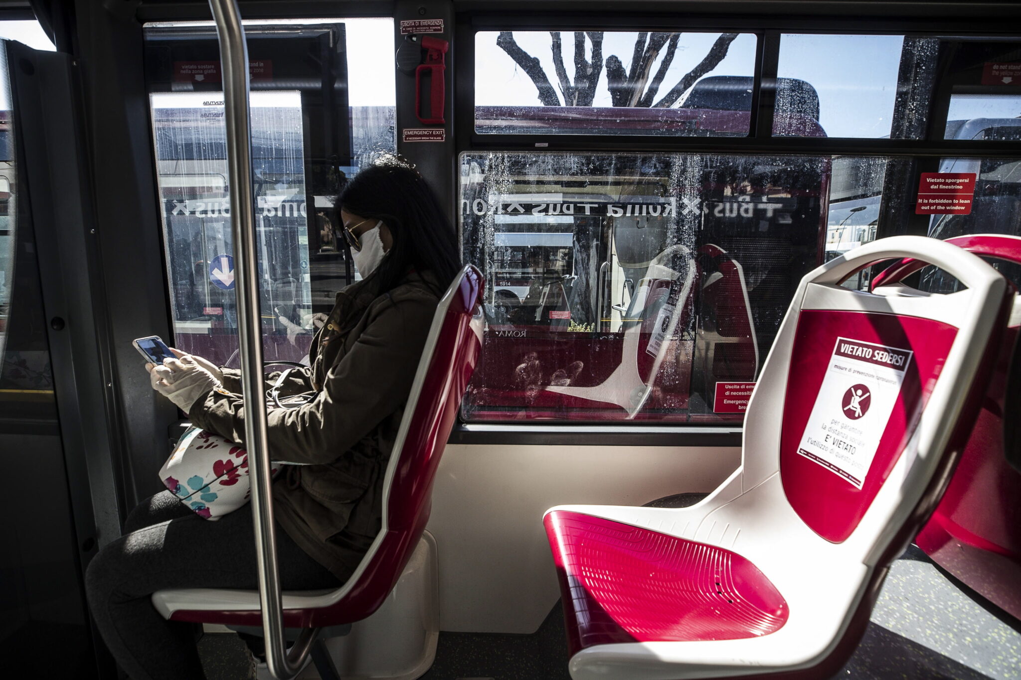 Νέα μείωση στους αριθμούς κρουσμάτων και θανάτων στην Ιταλία