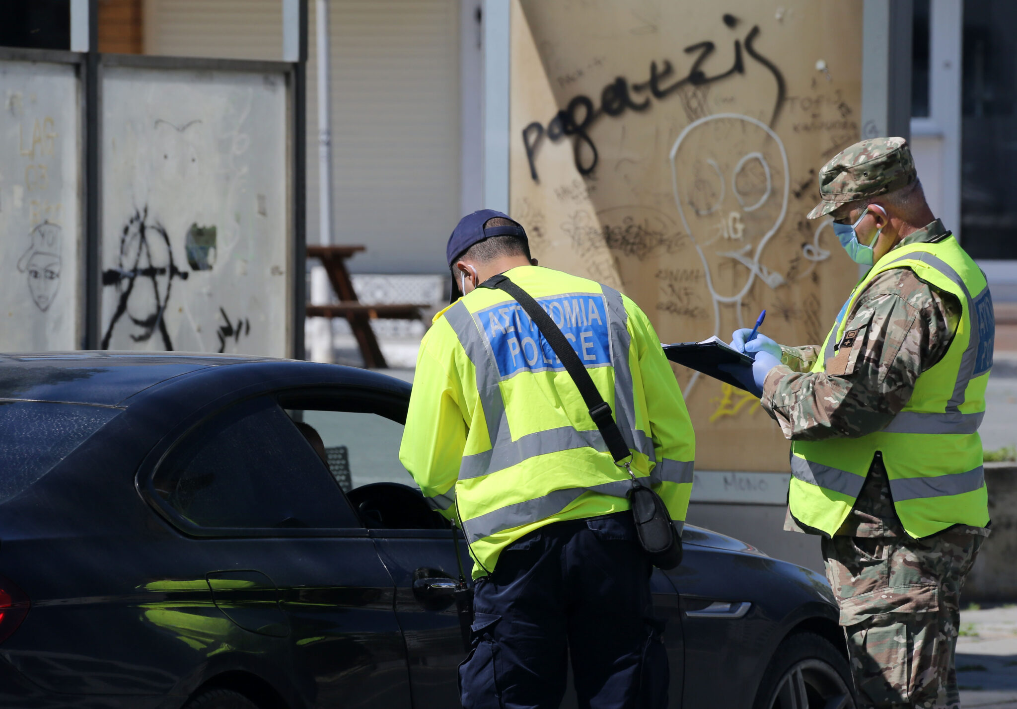 Τον "τσάκωσαν" με ρόπαλο και μαχαίρι στο αυτοκίνητο όταν τον ανέκοψαν για έλεγχο
