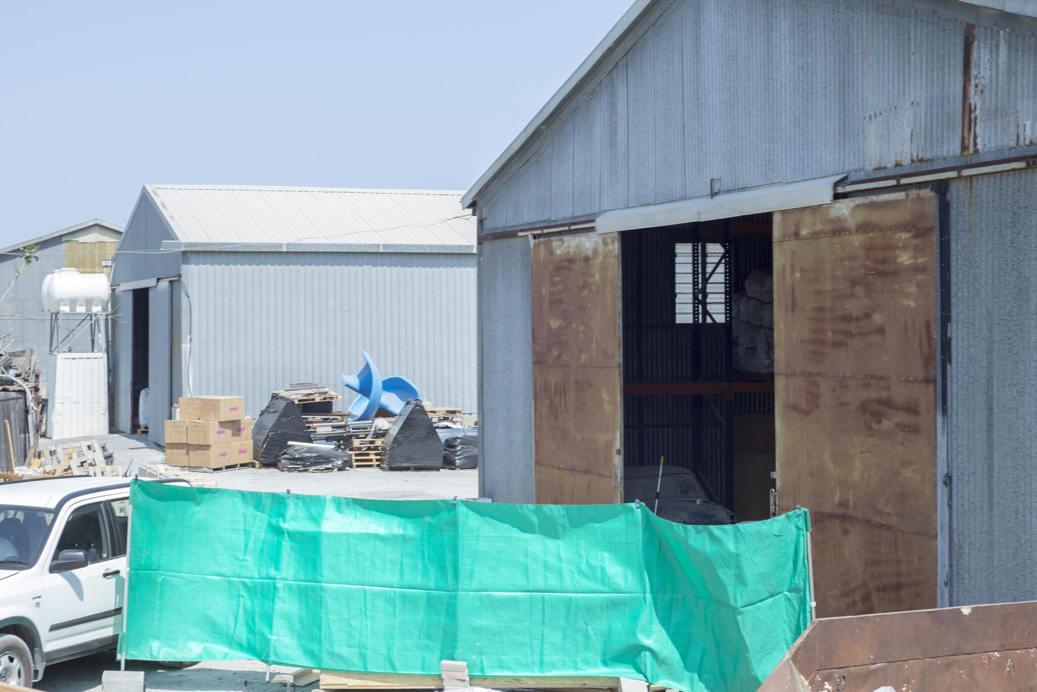 "Μπούκαραν" σε μάντρα στην Πάφο και βρήκαν ηλεκτρικές συσκευές και μηχανήματα