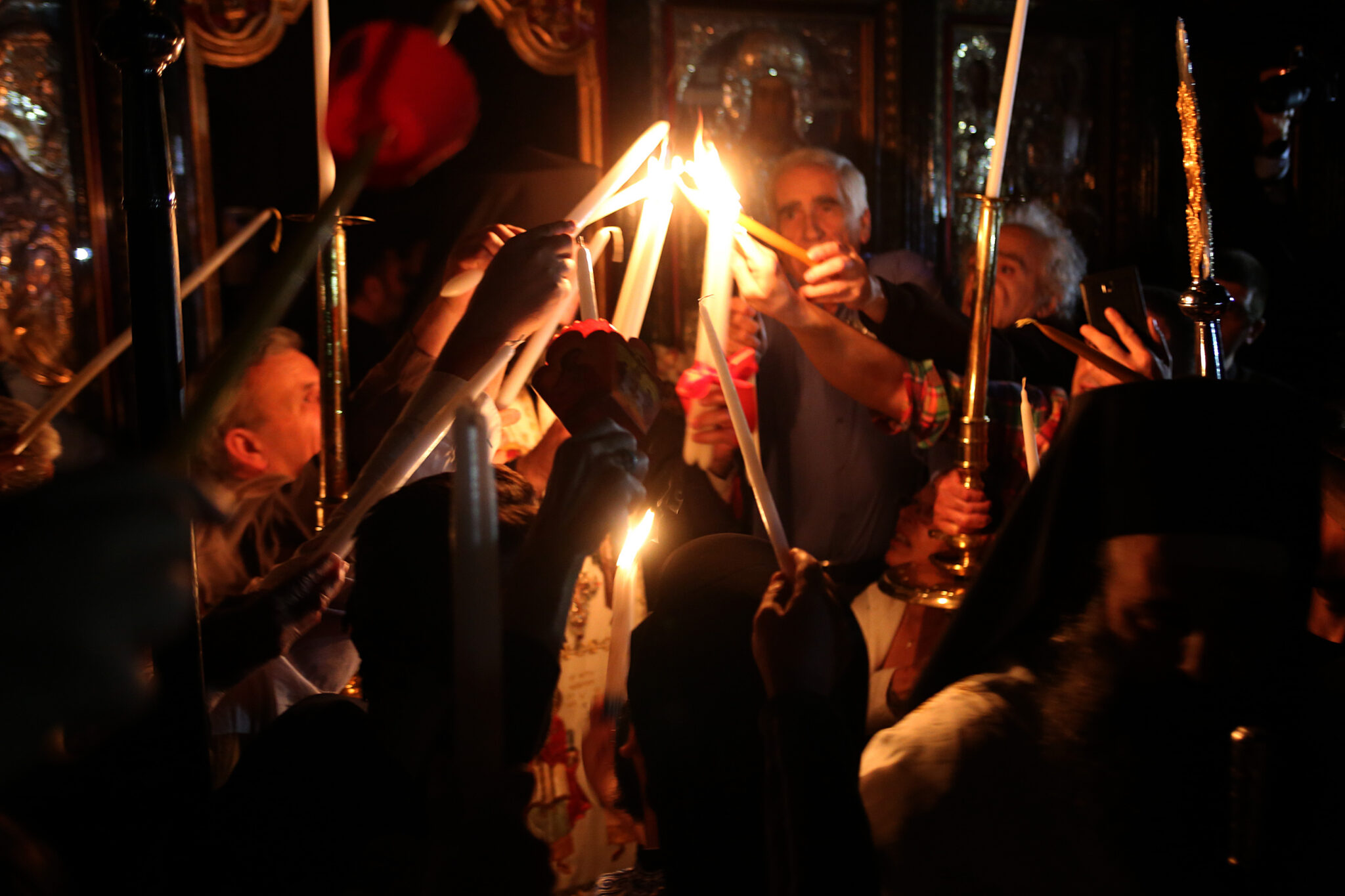 Έτσι θα λάβουν οι πιστοί το Άγιο Φώς εν μέσω των περιοριστικών μέτρων (ΒΙΝΤΕΟ)