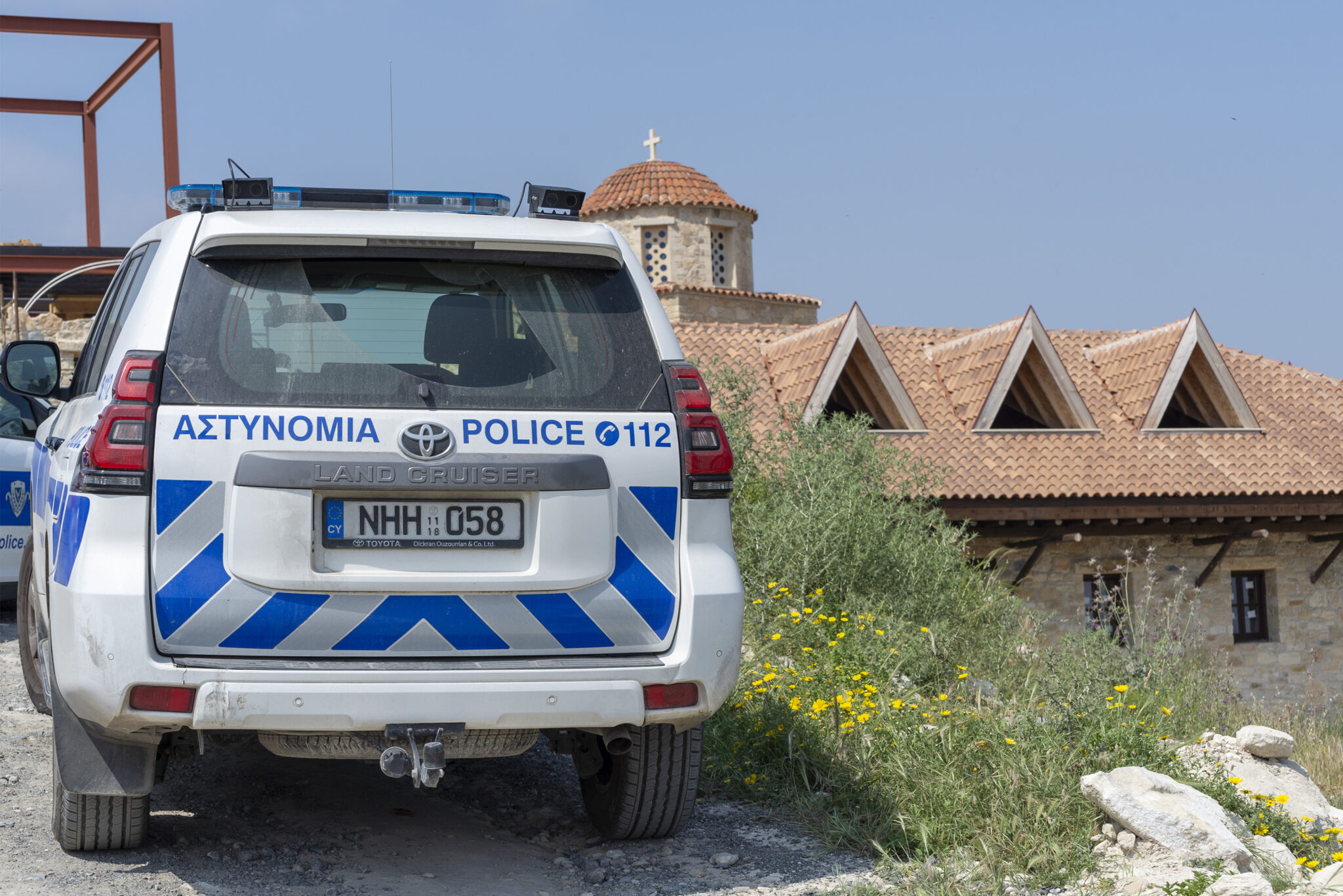 Στο "σκαμνί" δεκατέσσερις πιστοί για τη Θεία Λειτουργία στο μοναστήρι της Ερήμης