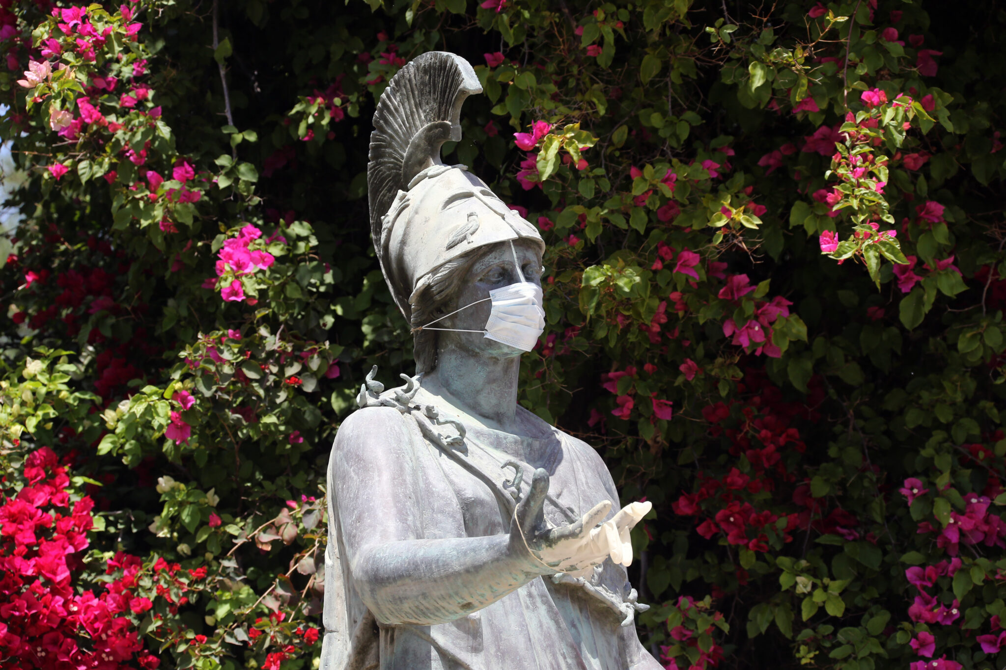 Συν Αθηνά και…μάσκα φόρα (ΦΩΤΟ)