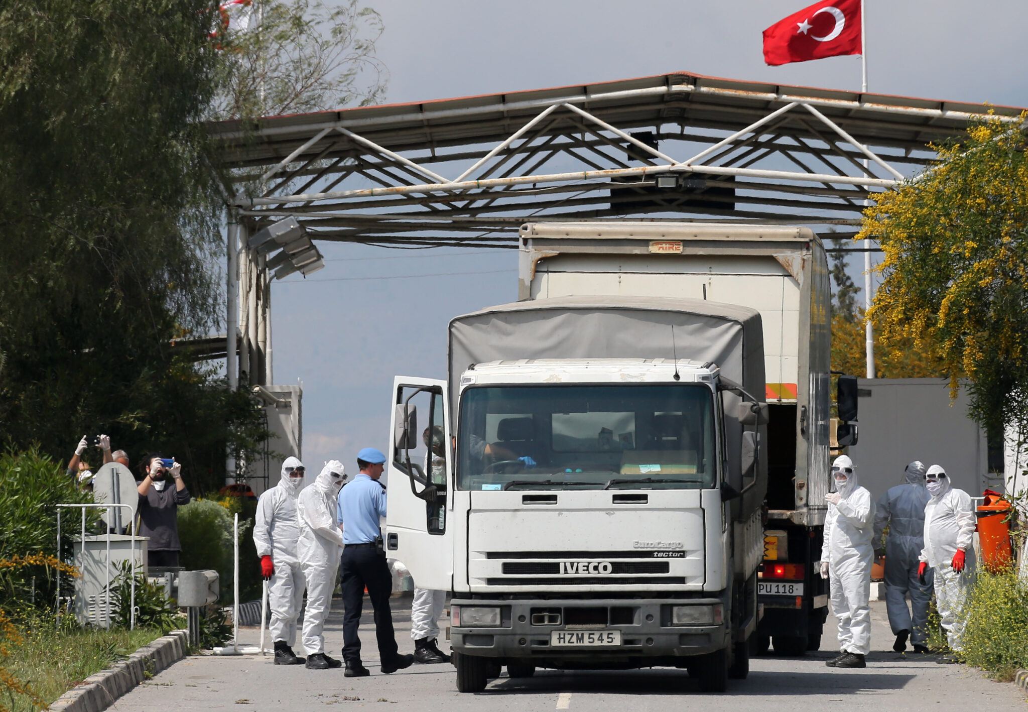 Η στιγμή που χλωροκίνη και εξοπλισμός μεταφέρονται στα κατεχόμενα (ΒΙΝΤΕΟ&ΦΩΤΟ)