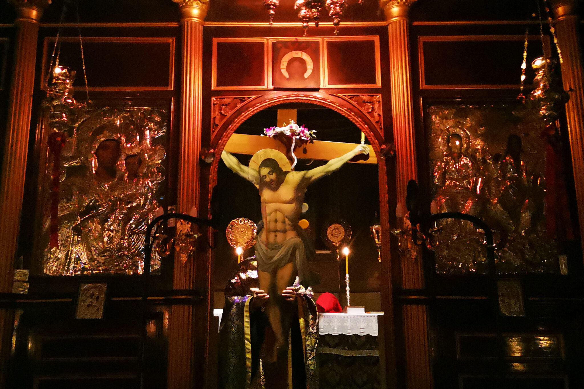 Αψήφησαν την καραντίνα και συγκεντρώθηκαν σε ναό για την Ακολουθία των Παθών