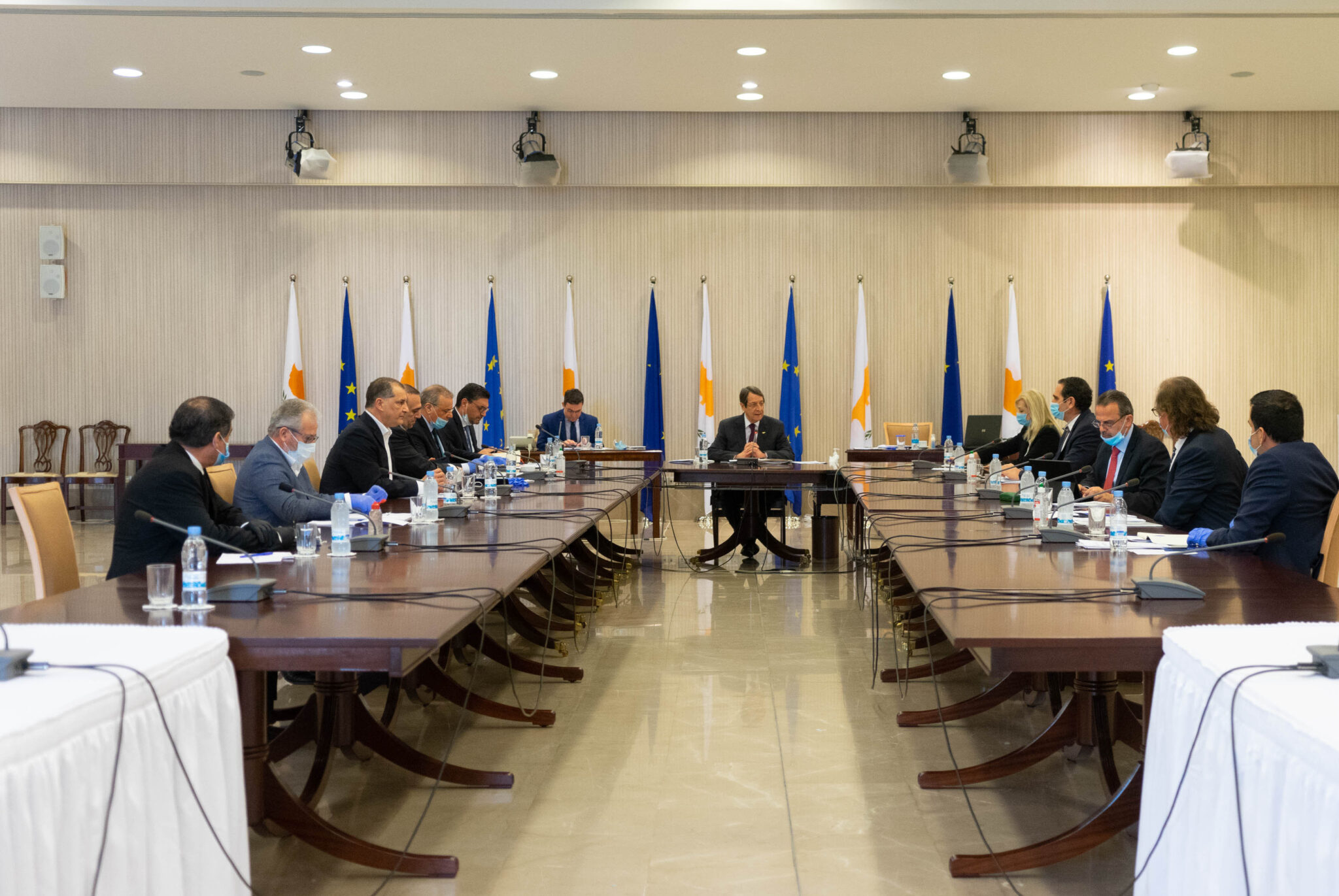 Όλα όσα ζητούν έμποροι, βιομήχανοι και εργολάβοι από τον ΠτΔ για άρση των μέτρων