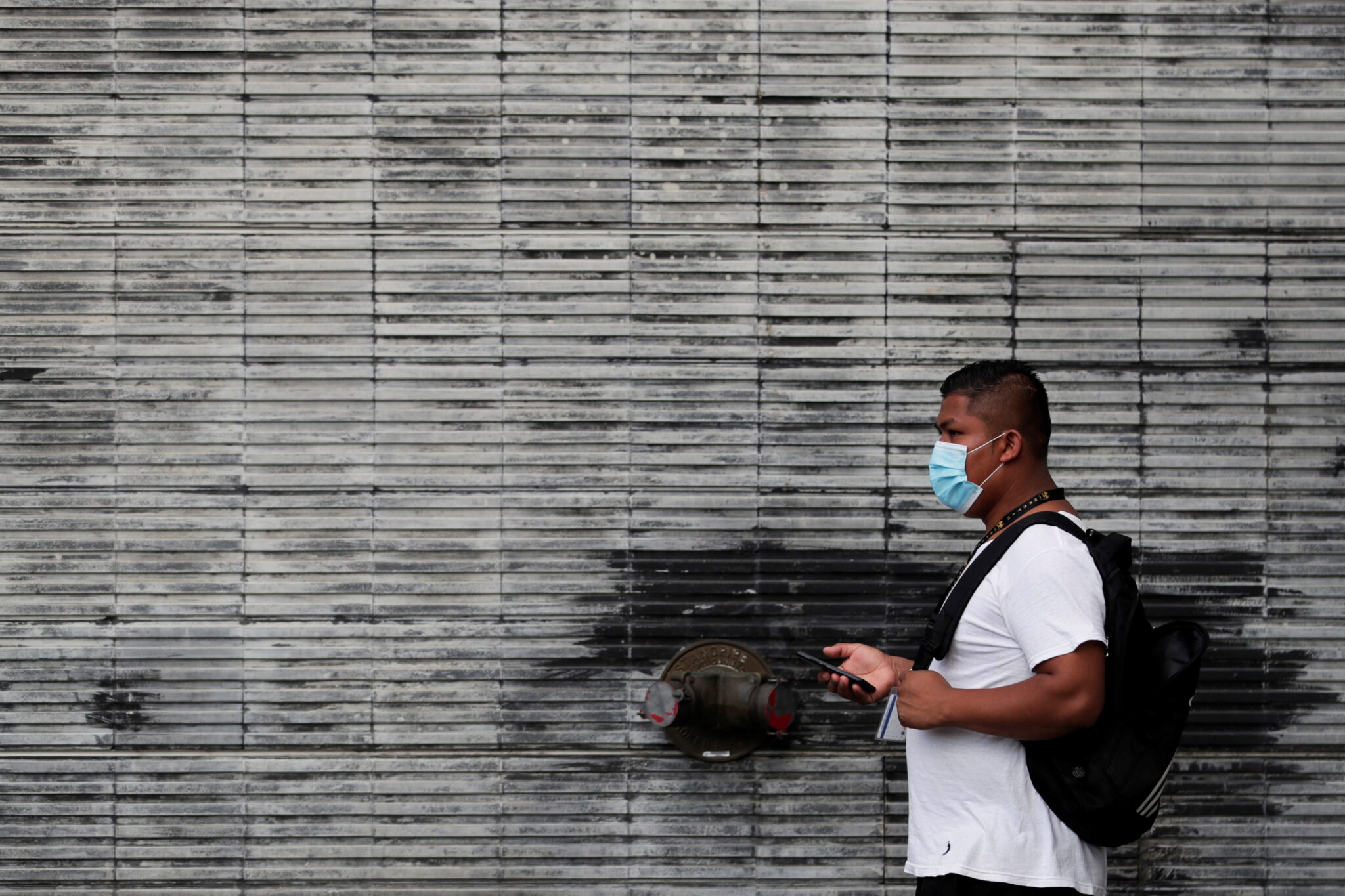 "Η πρόωρη χαλάρωση μέτρων ίσως οδηγήσει σε φονική επανεμφάνιση του ιού"