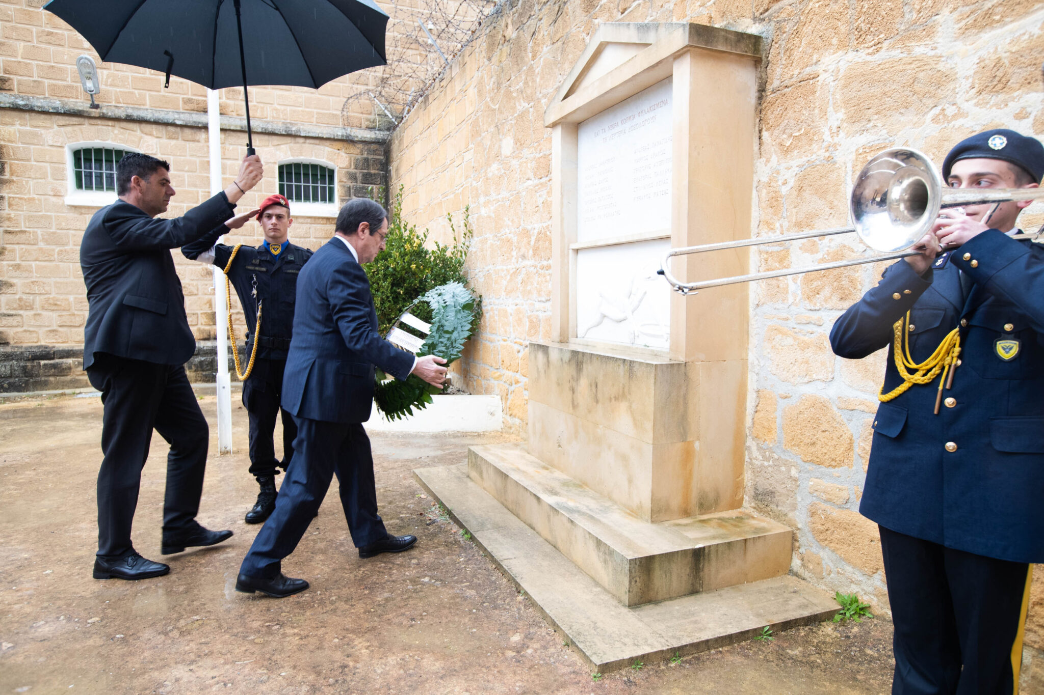 Στεφάνι στα Φυλακισμένα Μνήματα από Πρόεδρο Δημοκρατίας και Πρόεδρο Βουλής