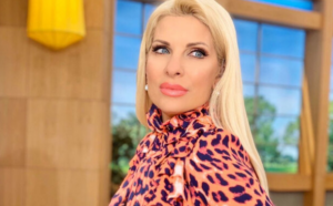 H Ελένη Μενεγάκη φωτογραφίζει τη μικρή Μαρίνα στον κήπο του σπιτιού τους (ΦΩΤΟ)