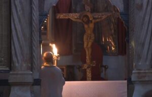 Η στιγμή της αφής του Αγίου Φωτός στον Πανάγιο Τάφο (ΒΙΝΤΕΟ)