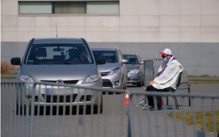 Ιερέας στην Πολωνία φοράει χειρουργική μάσκα και κάνει εξομολογήσεις «drive in»