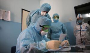 Αγγίζουν τα 1,7 εκατομμύρια οι ασθενείς του COVID-19 παγκοσμίως