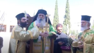 Τέλεσε λειτουργία στην παρουσία πιστών ο Μητροπολίτης Μόρφου (ΒΙΝΤΕΟ)