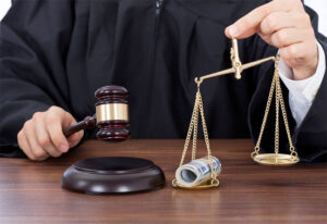 Μόνο επείγουσες υποθέσεις συνεχίζουν να εκδικάζουν τα δικαστήρια