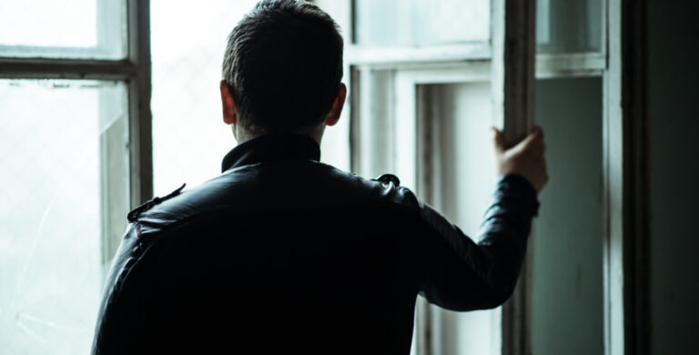 "Έμεινα 14 μέρες σε ένα δωμάτιο και έβλεπα το φως από το παράθυρο" (ΒΙΝΤΕΟ)