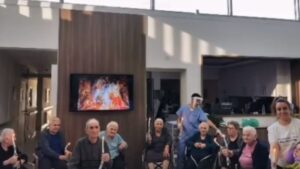 Ρίγη συγκίνησης προκαλούν οι ευχές ηλικιωμένων (ΒΙΝΤΕΟ)