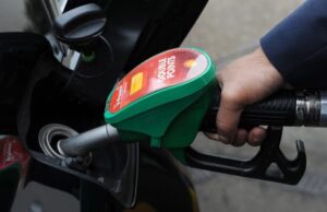 Νέα θεαματική πτώση της τιμής του αμερικανικού αργού πετρελαίου