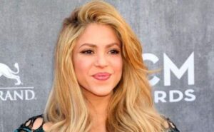 Η Σακίρα "αποφοίτησε" από το Πανεπιστήμιο και μας δείχνει το δίπλωμά της (ΦΩΤΟ)