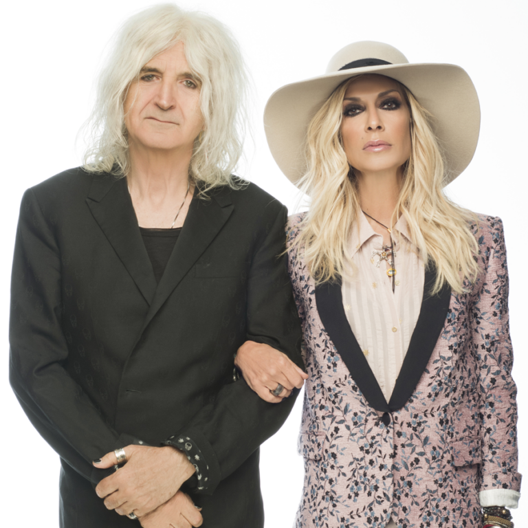 Ό,τι πιο γλυκό! Η Βίσση παρακολουθεί την συναυλία της αγκαλιά με τον… Καρβέλα