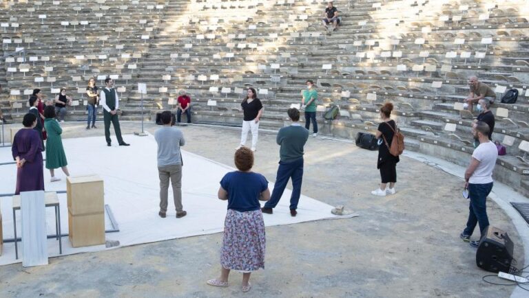 Με μειωμένο αριθμό θεατών και απαραίτητη προπώληση εισιτηρίων ανοίγουν τα θέατρα