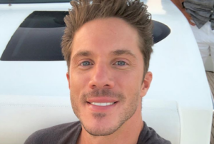 Ο Νίκος Οικονομόπουλος μιλάει στην… γυναίκα της ζωής του (ΒΙΝΤΕΟ)