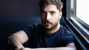 Και όμως ο Πάνος Νάτσης  είχε… συντροφιά στην "καραντίνα" του (ΒΙΝΤΕΟ)