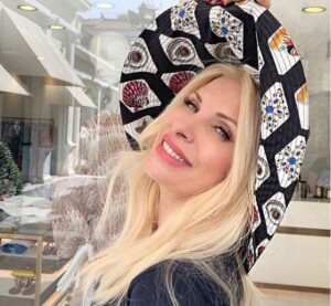 H Ελένη Mενεγάκη με… μπικίνι κολυμπάει με την κορούλα της (ΦΩΤΟ)