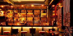 Πεδίο μάχης η Βουλή για τα ωράρια στα κέντρα εστίασης και διασκέδασης