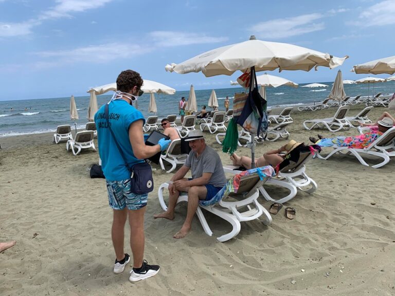 Πλήθος κόσμου έσπευσε για να απολαύσει το πρώτο μπάνιο της σεζόν  (ΒΙΝΤΕΟ&ΦΩΤΟ)