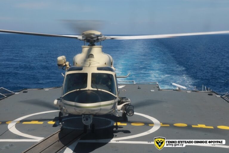 BINTEO: Κυπριακό ελικόπτερο της Εθνικής Φρουράς σε γαλλική φρεγάτα